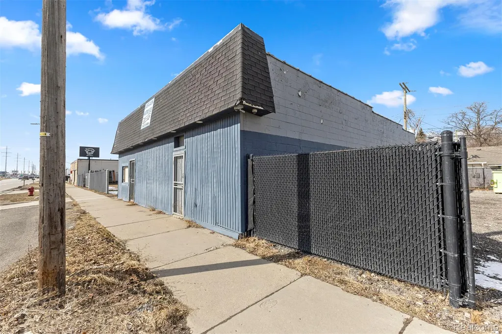 12434 8 Mile Road Warren City MI 48089