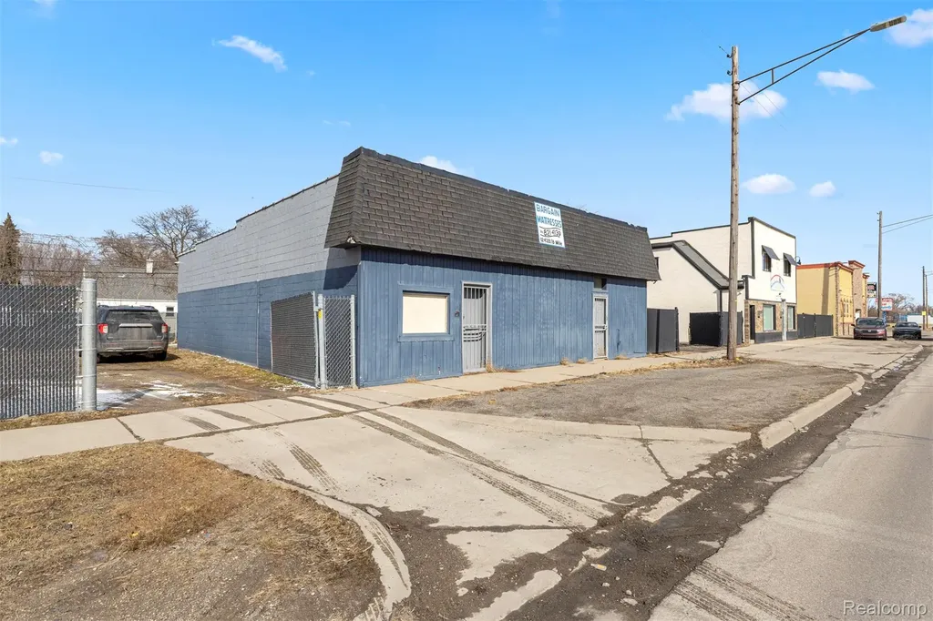12434 8 Mile Road Warren City MI 48089