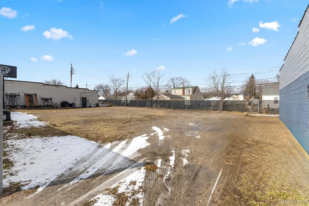 12434 8 Mile Road Warren City MI 48089