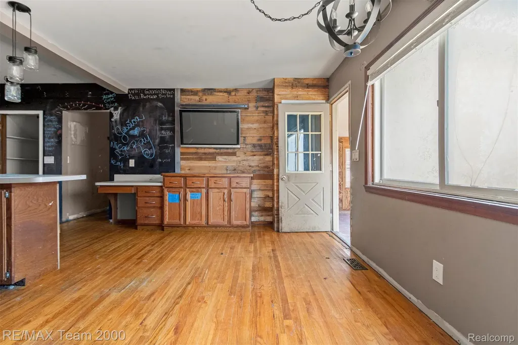9267 Glenis Street Taylor City MI 48180