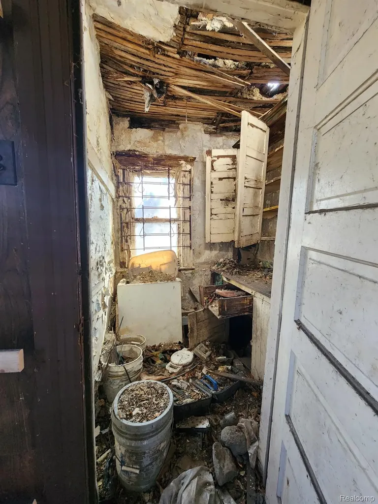 284 E Philadelphia Street Detroit City MI 48202