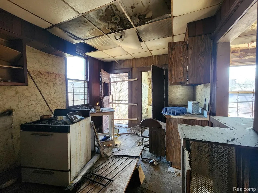 284 E Philadelphia Street Detroit City MI 48202