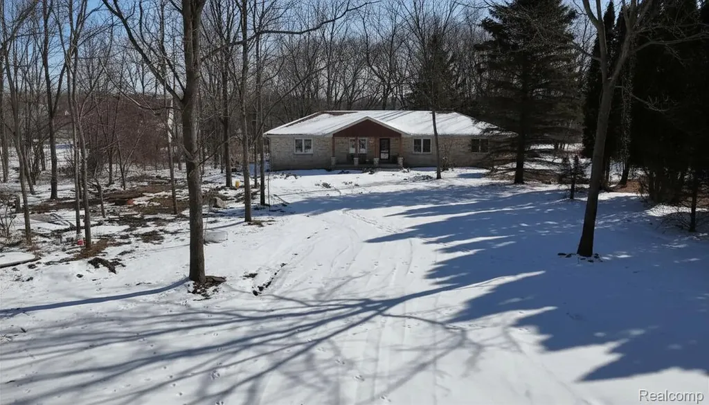 6106 E River Road Flint Charter Township MI 48433