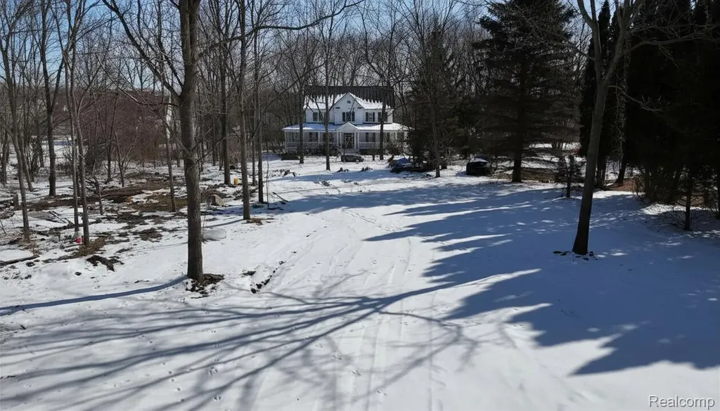6106 E River Road Flint Charter Township MI 48433