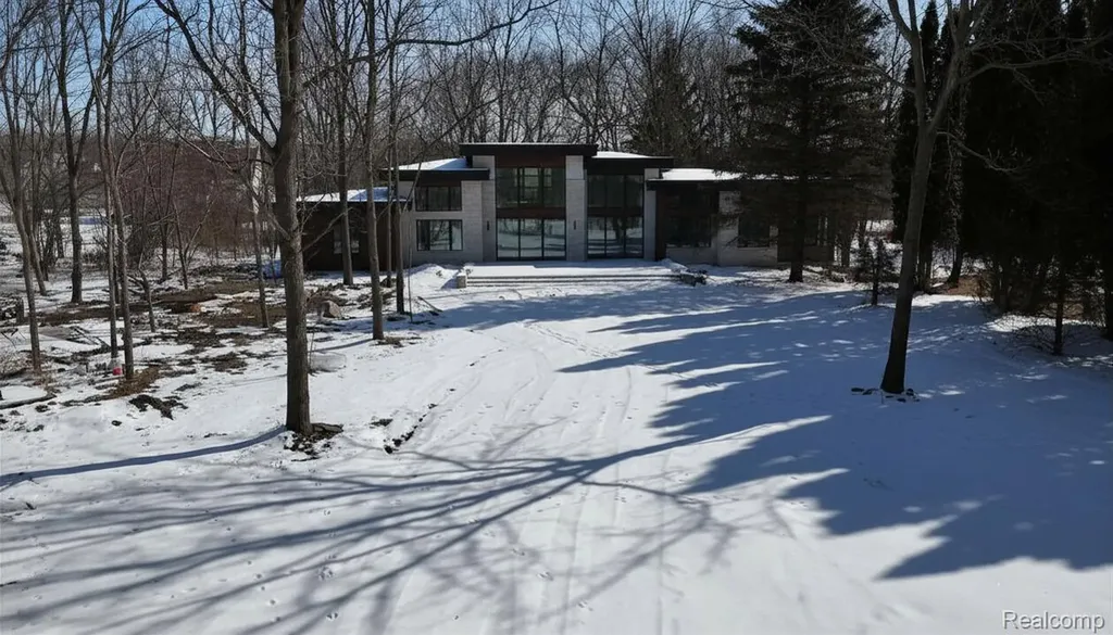 6106 E River Road Flint Charter Township MI 48433