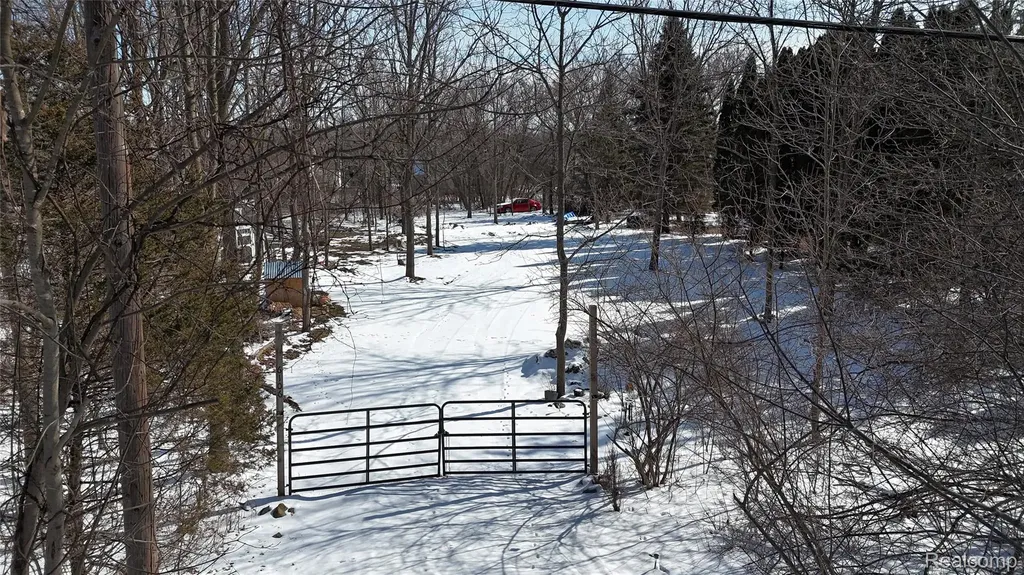 6106 E River Road Flint Charter Township MI 48433