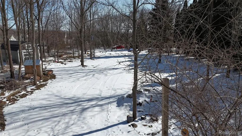 6106 E River Road Flint Charter Township MI 48433