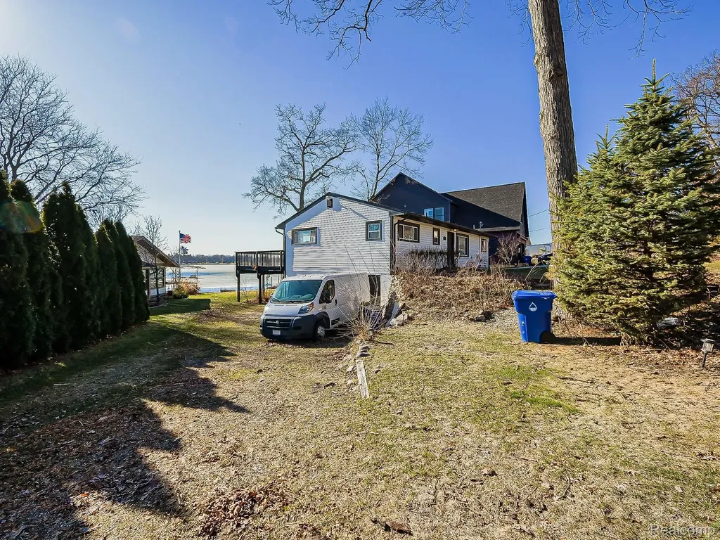 2918 Woodbine Drive Waterford Charter Township MI 48328