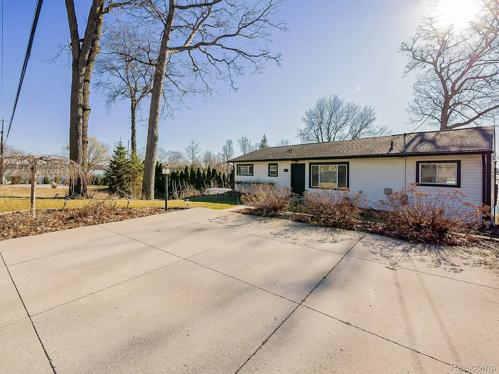 2918 Woodbine Drive Waterford Charter Township MI 48328