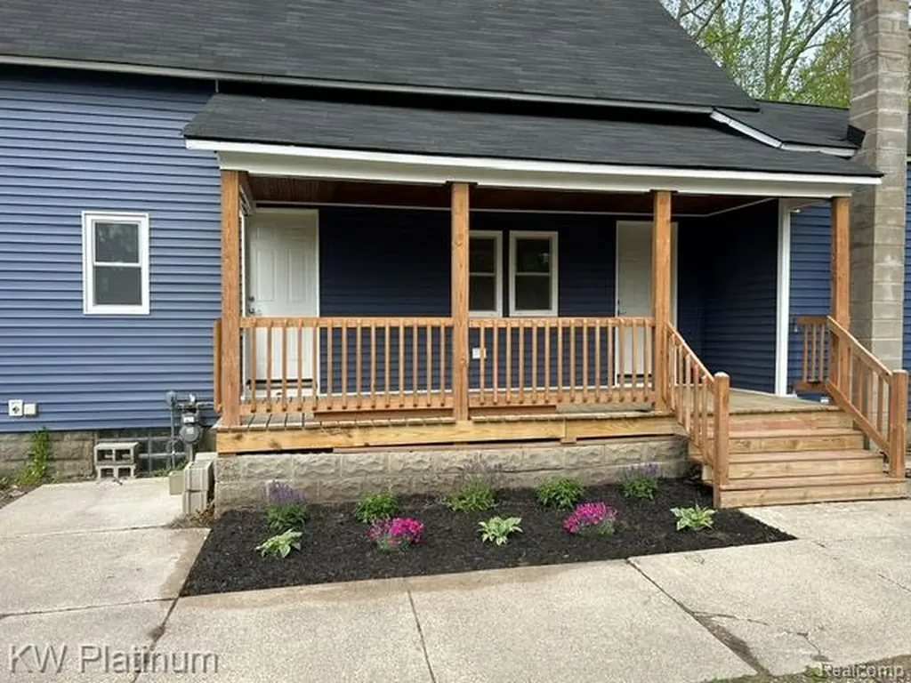 2819 Ravenswood Road Port Huron City MI 48060