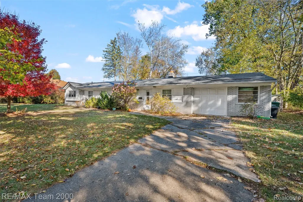 23044 Lake Way Farmington City MI 48336