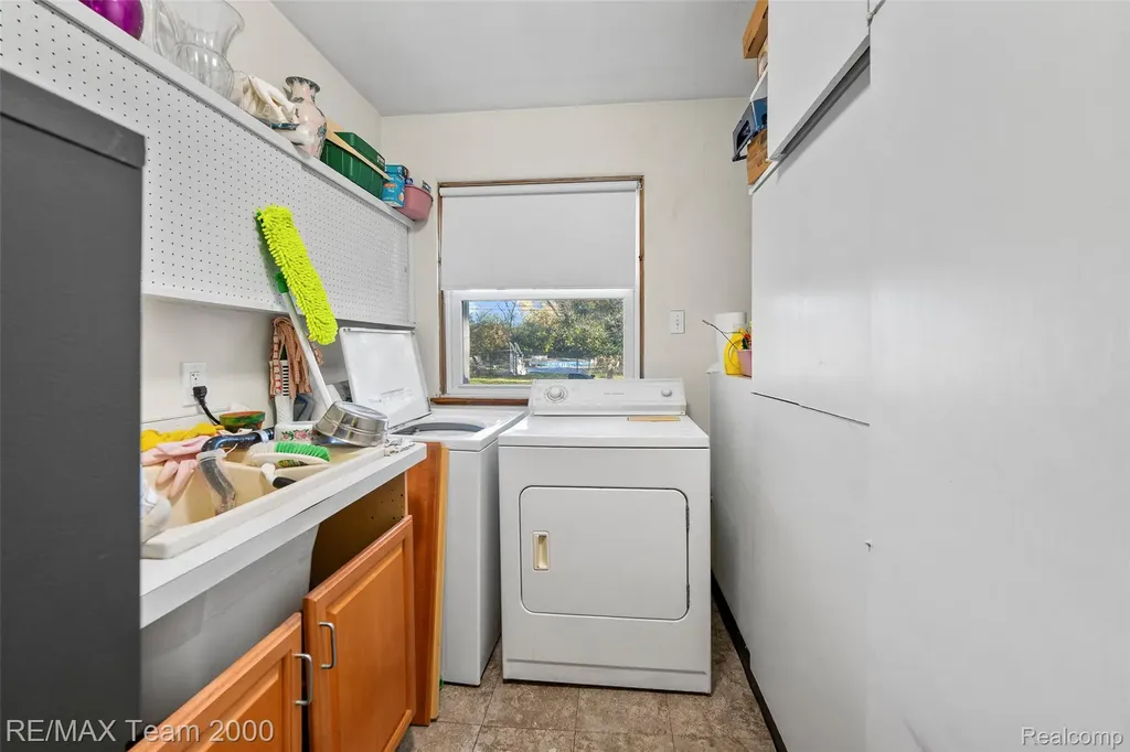 23044 Lake Way Farmington City MI 48336