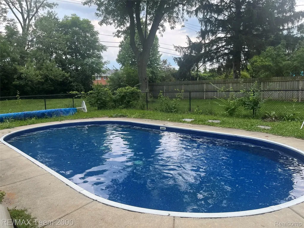 23044 Lake Way Farmington City MI 48336