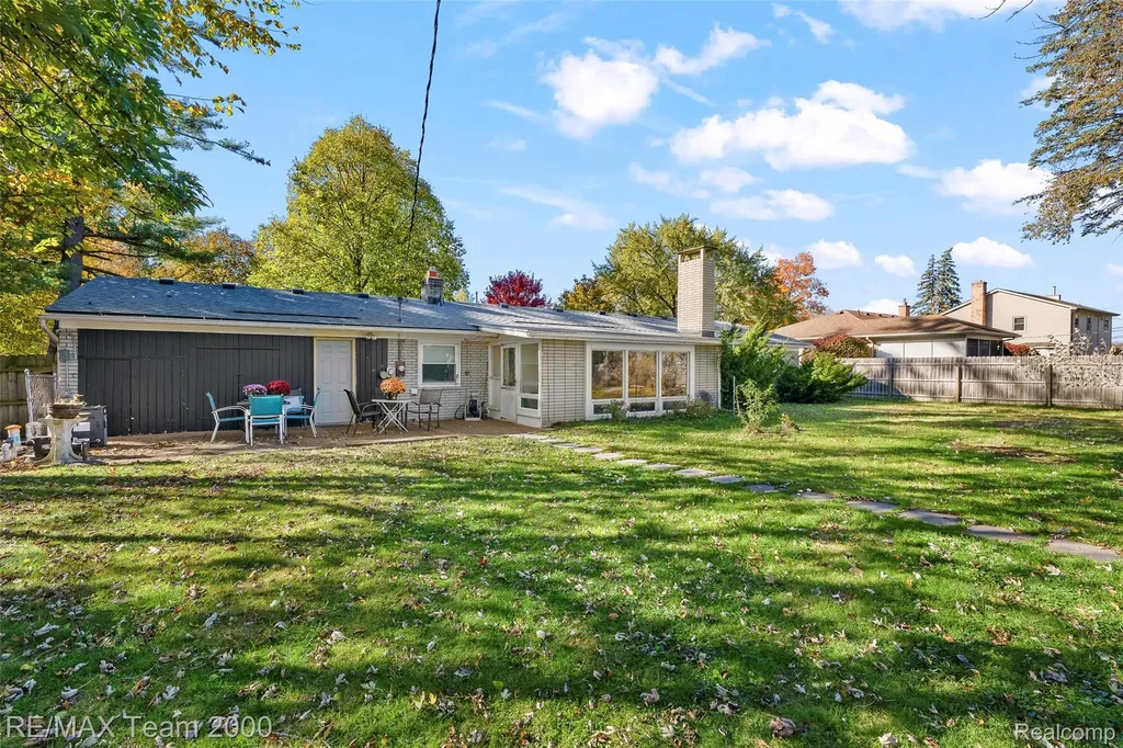 23044 Lake Way Farmington City MI 48336