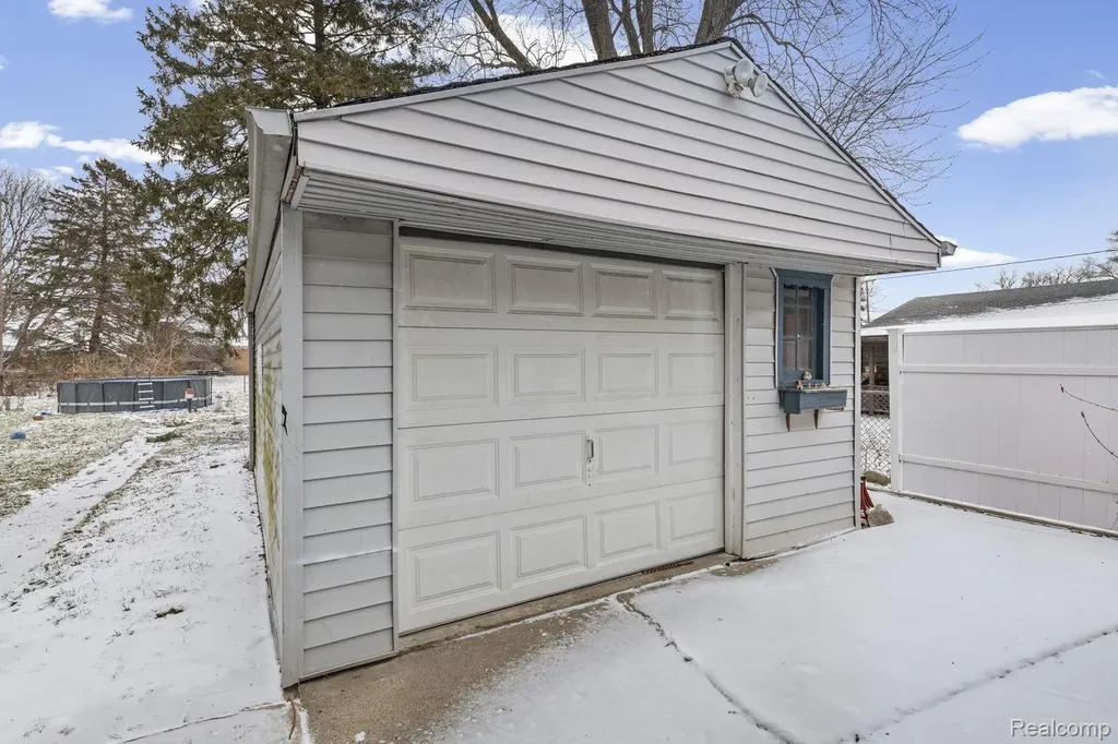 29288 Park Street Roseville City MI 48066