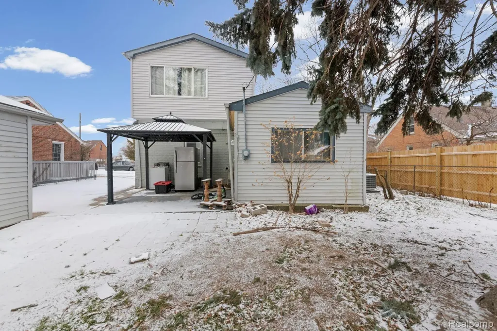 29288 Park Street Roseville City MI 48066