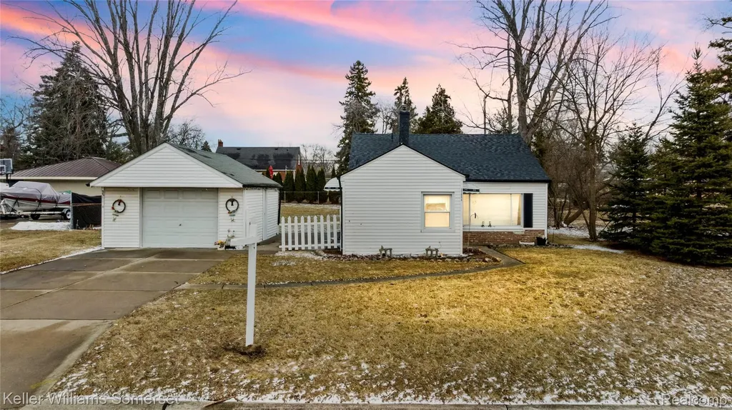 32694 Ruehle Avenue Warren City MI 48093