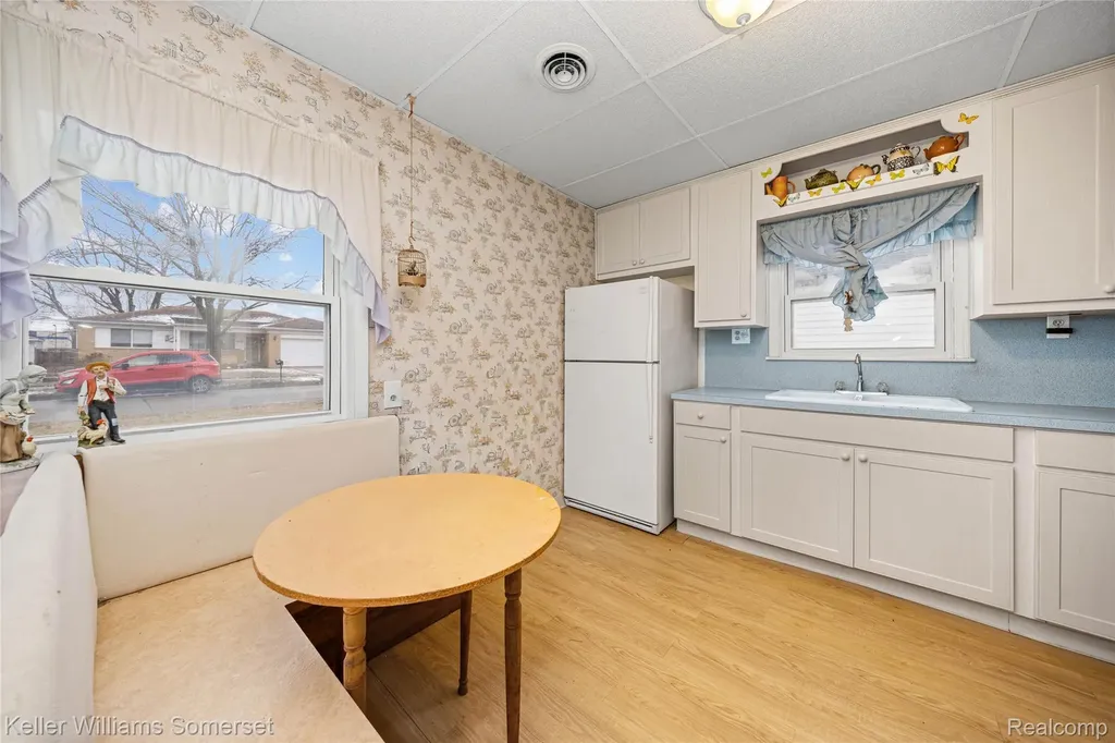 32694 Ruehle Avenue Warren City MI 48093