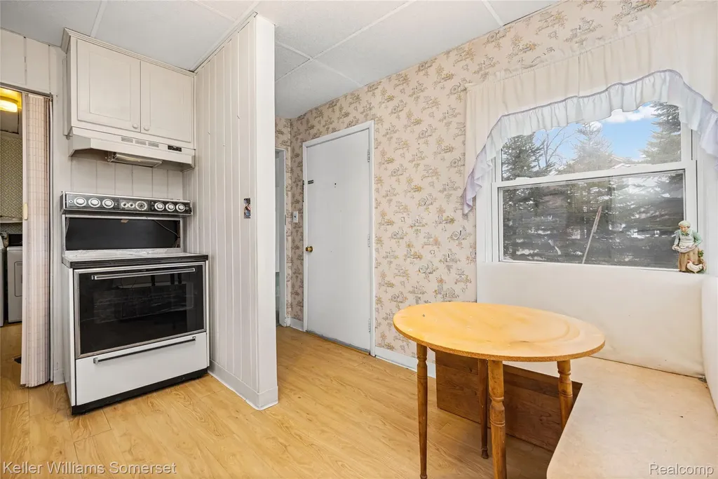 32694 Ruehle Avenue Warren City MI 48093