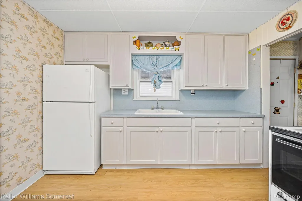 32694 Ruehle Avenue Warren City MI 48093