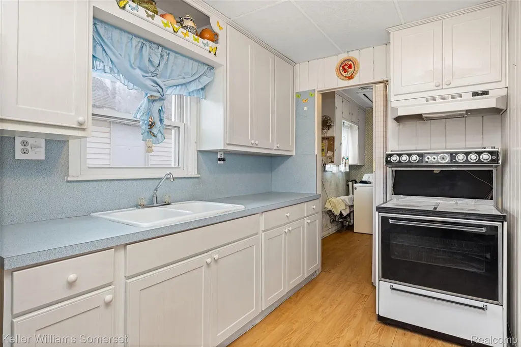 32694 Ruehle Avenue Warren City MI 48093