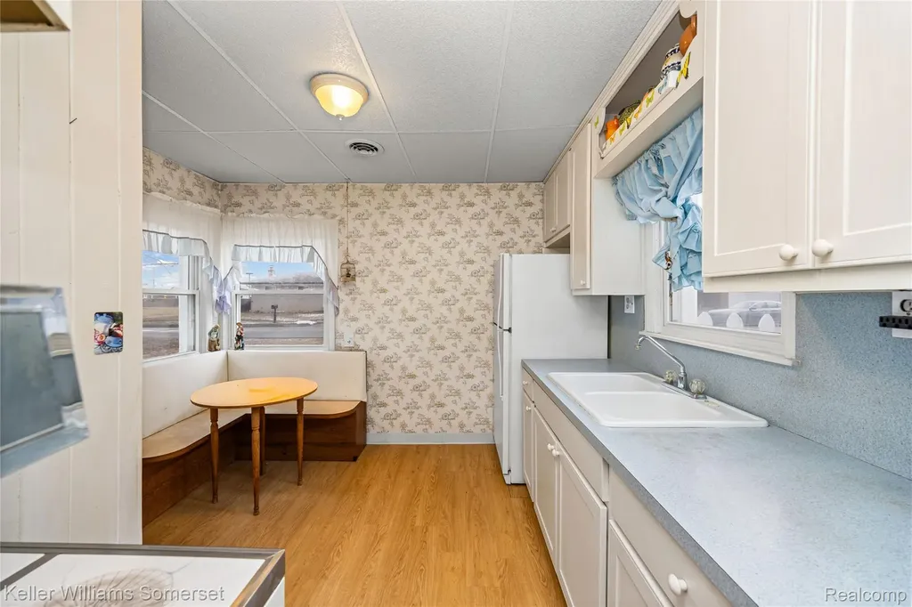 32694 Ruehle Avenue Warren City MI 48093
