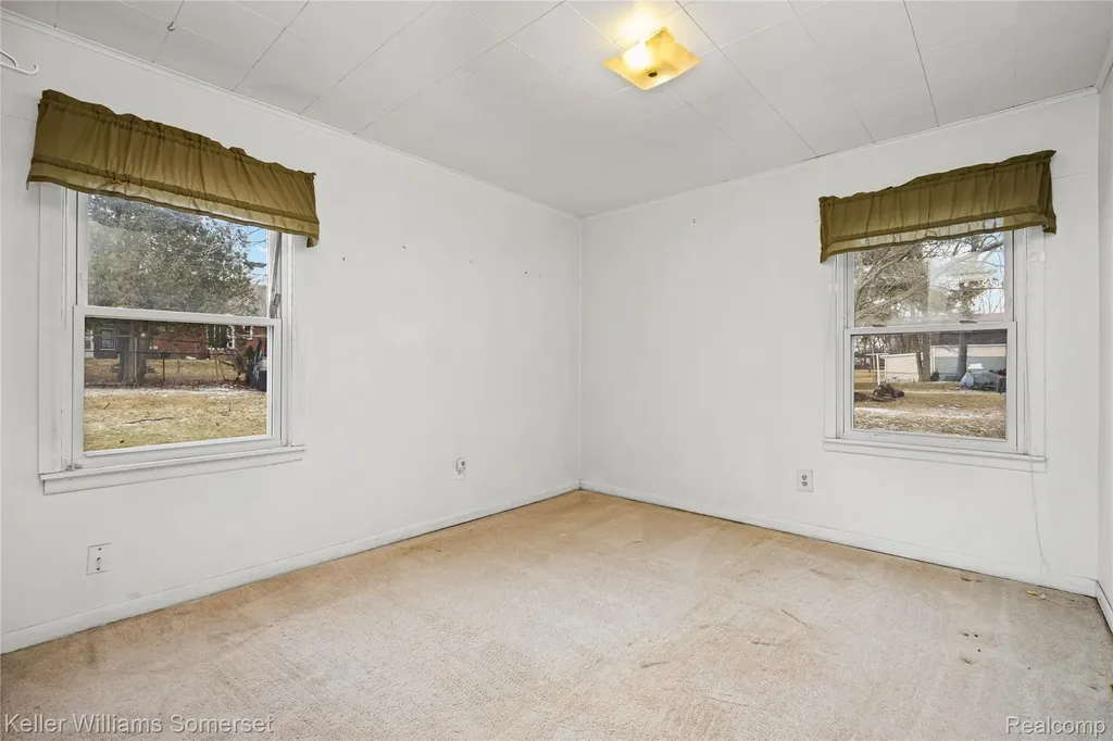 32694 Ruehle Avenue Warren City MI 48093