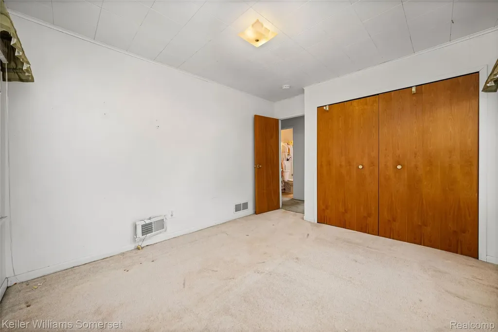 32694 Ruehle Avenue Warren City MI 48093