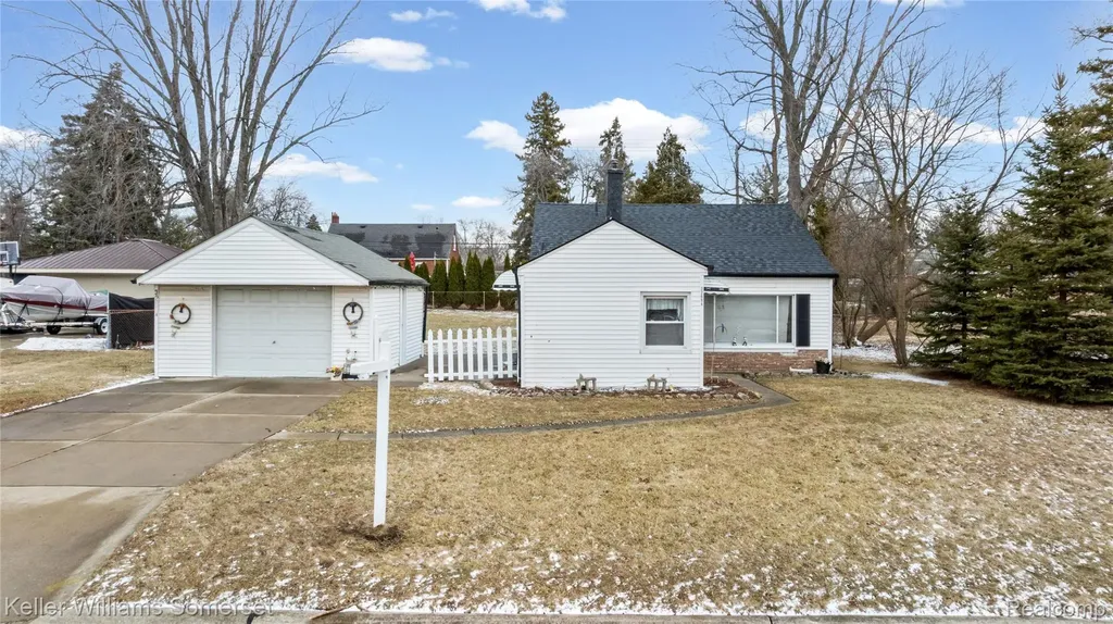 32694 Ruehle Avenue Warren City MI 48093