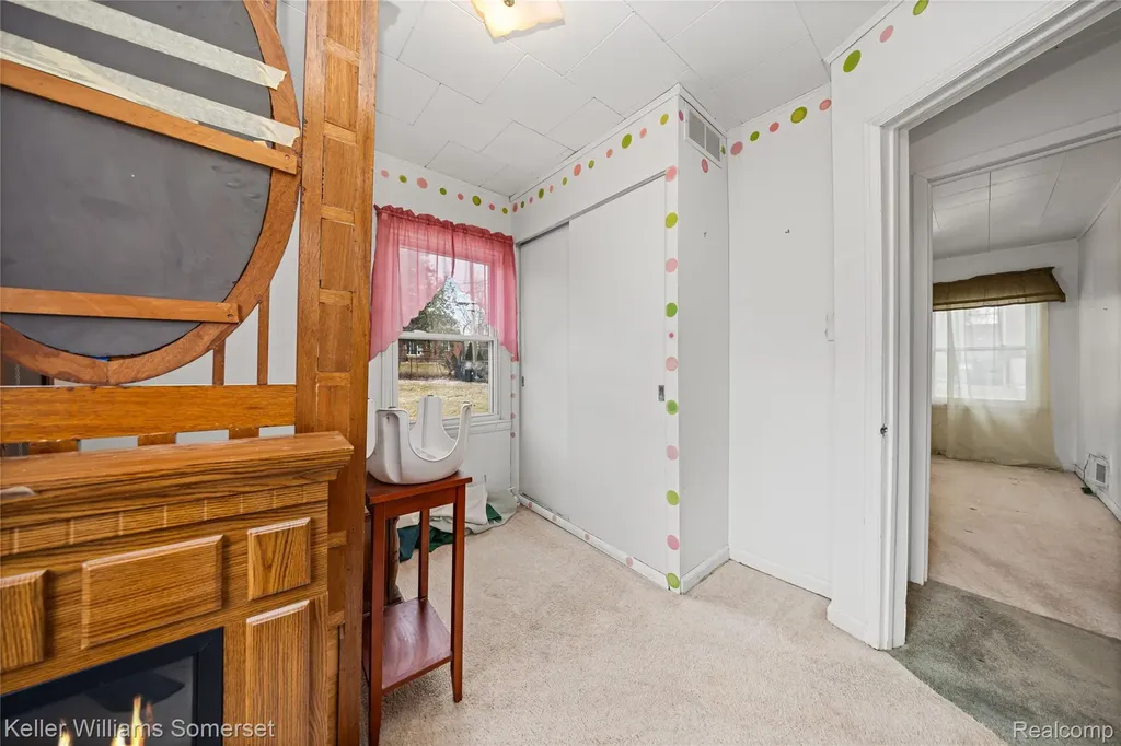 32694 Ruehle Avenue Warren City MI 48093