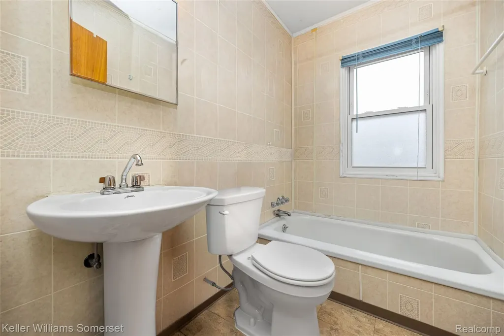 32694 Ruehle Avenue Warren City MI 48093