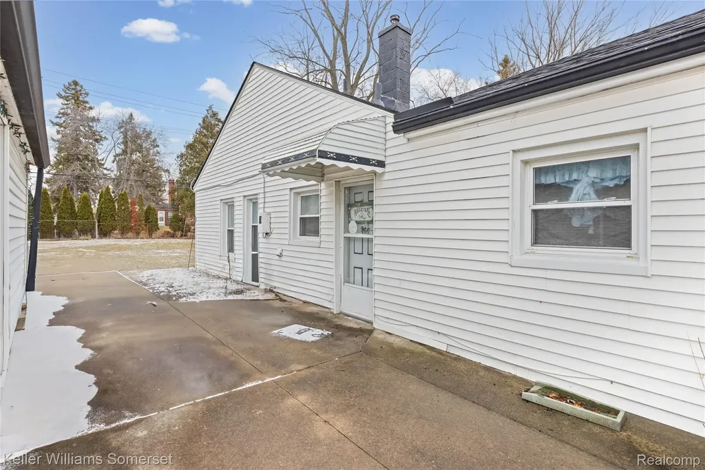 32694 Ruehle Avenue Warren City MI 48093