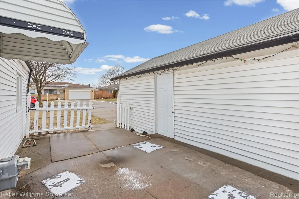 32694 Ruehle Avenue Warren City MI 48093