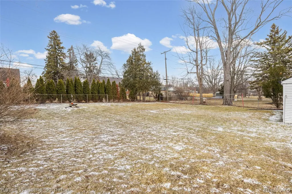 32694 Ruehle Avenue Warren City MI 48093