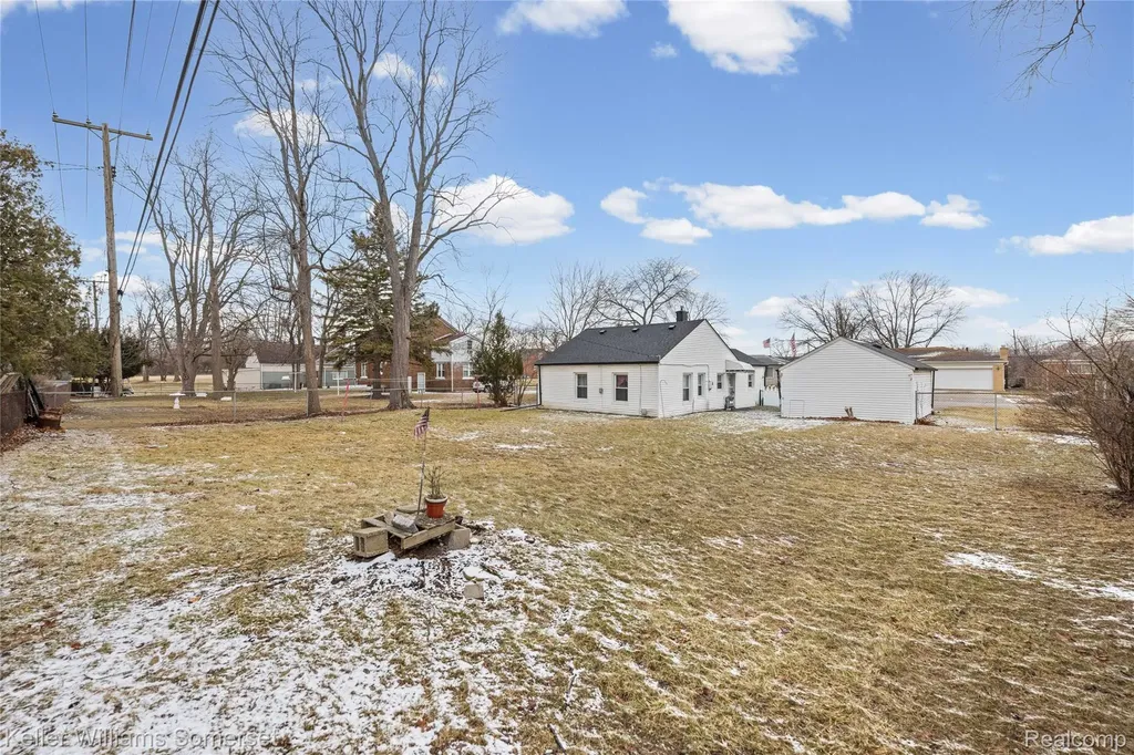 32694 Ruehle Avenue Warren City MI 48093