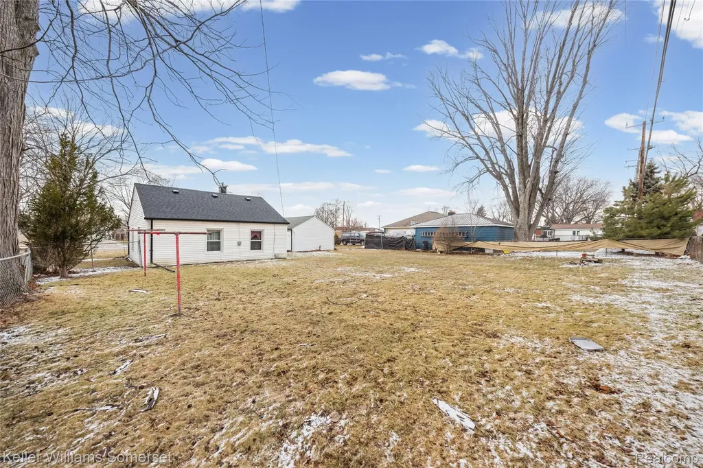 32694 Ruehle Avenue Warren City MI 48093