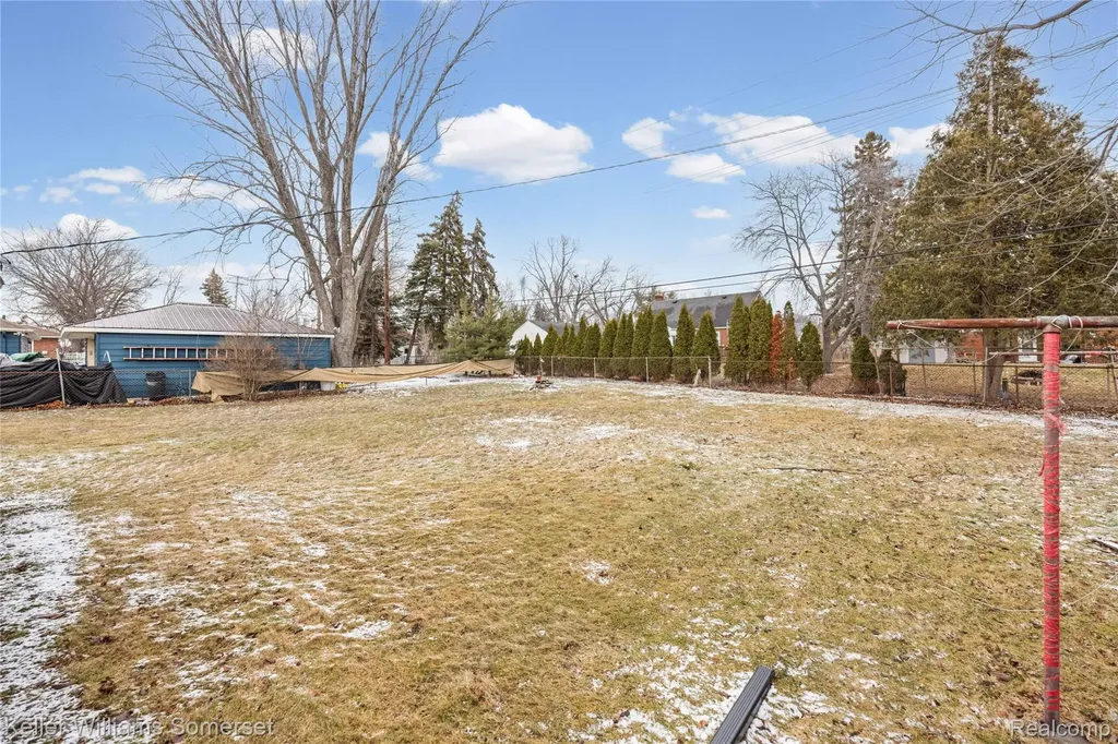 32694 Ruehle Avenue Warren City MI 48093