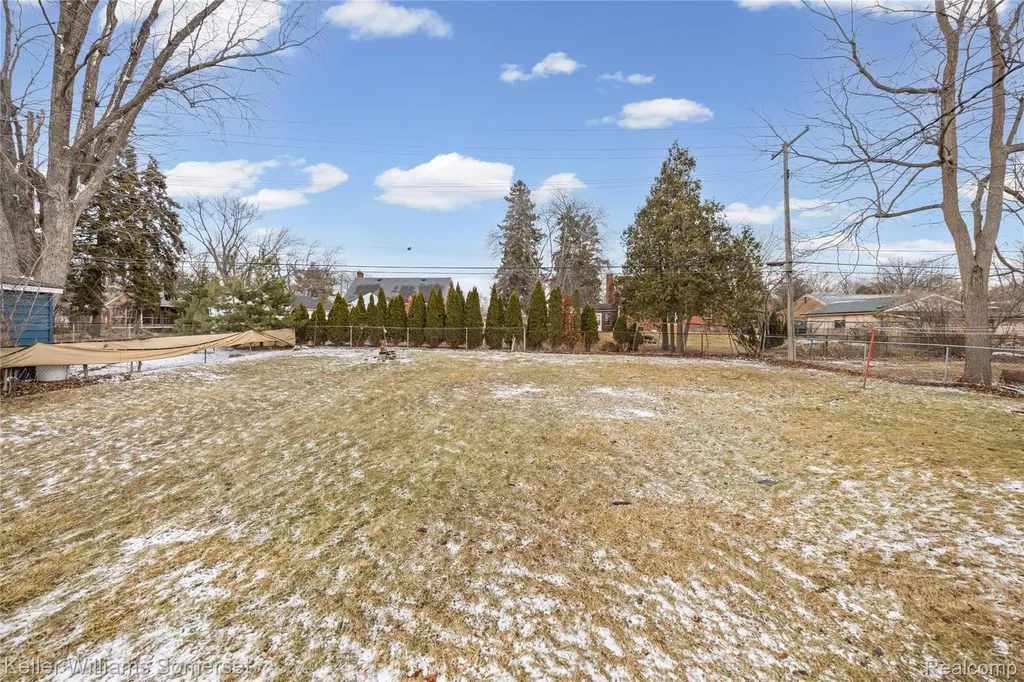 32694 Ruehle Avenue Warren City MI 48093