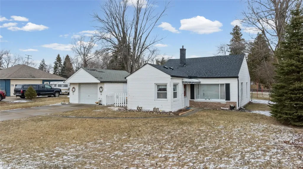 32694 Ruehle Avenue Warren City MI 48093