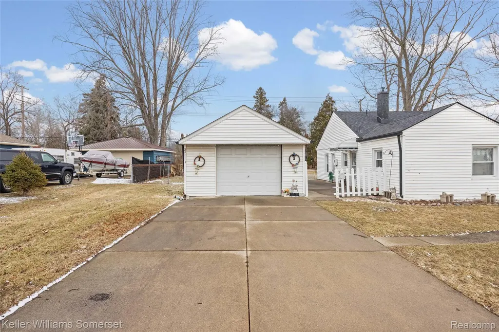32694 Ruehle Avenue Warren City MI 48093