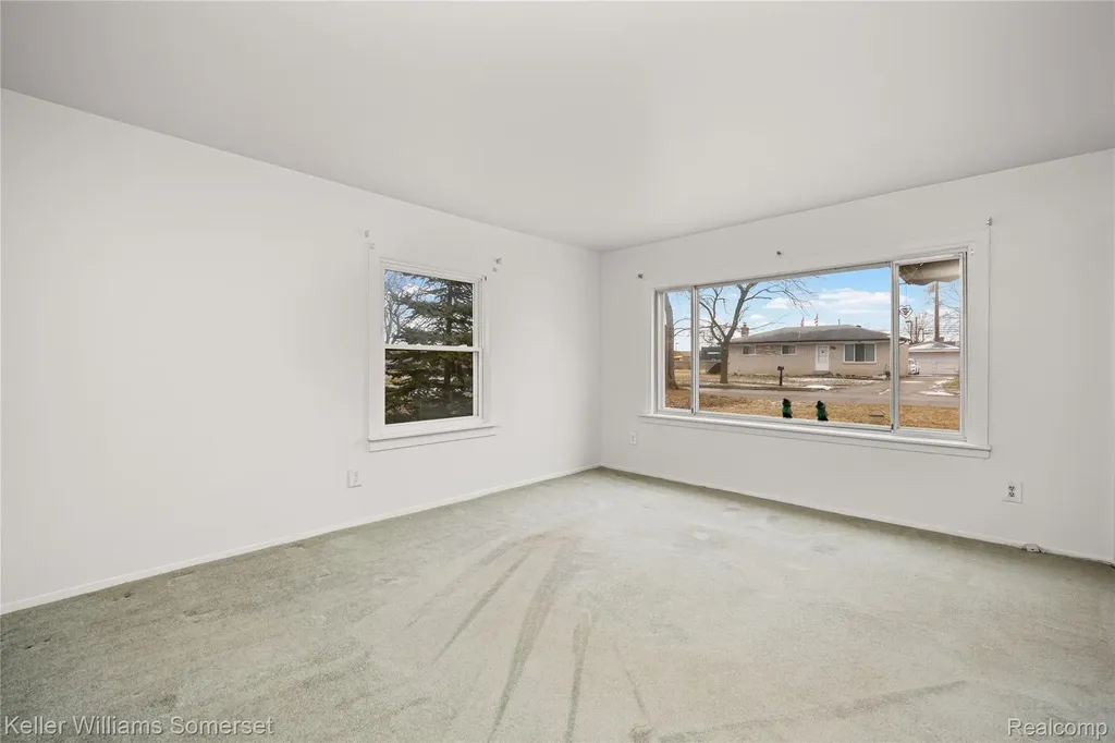 32694 Ruehle Avenue Warren City MI 48093