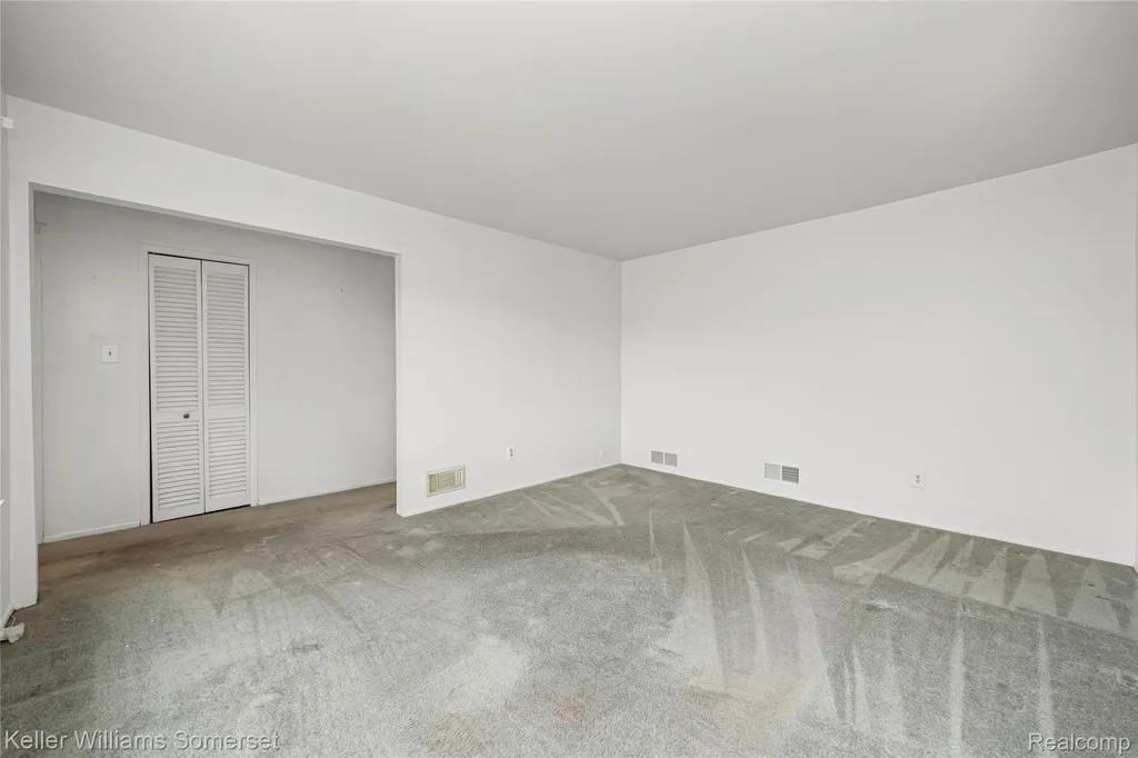 32694 Ruehle Avenue Warren City MI 48093