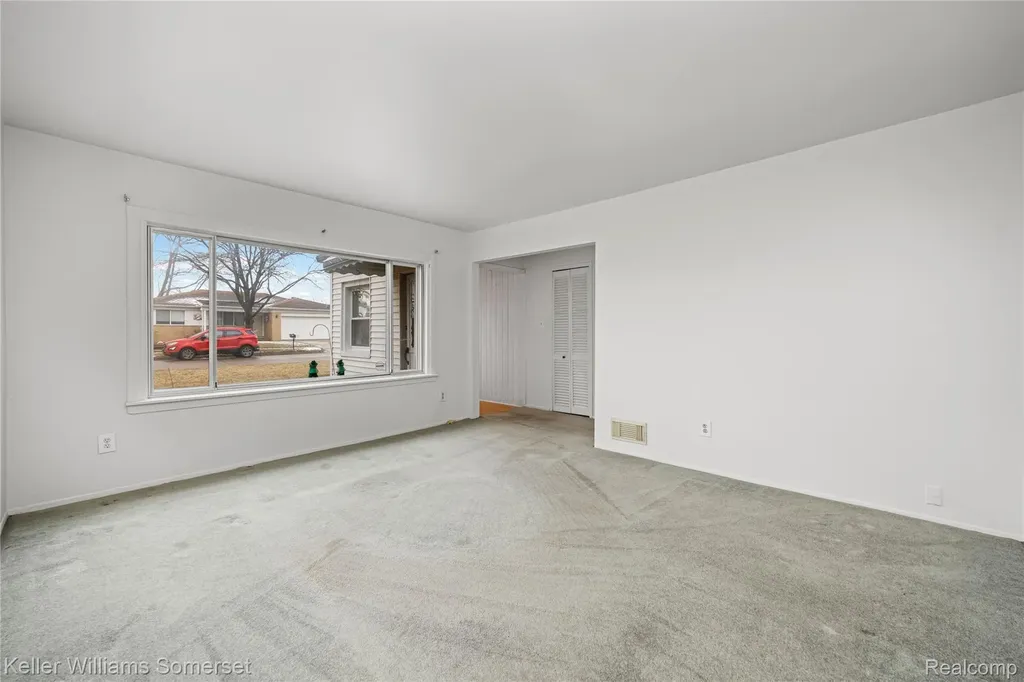 32694 Ruehle Avenue Warren City MI 48093