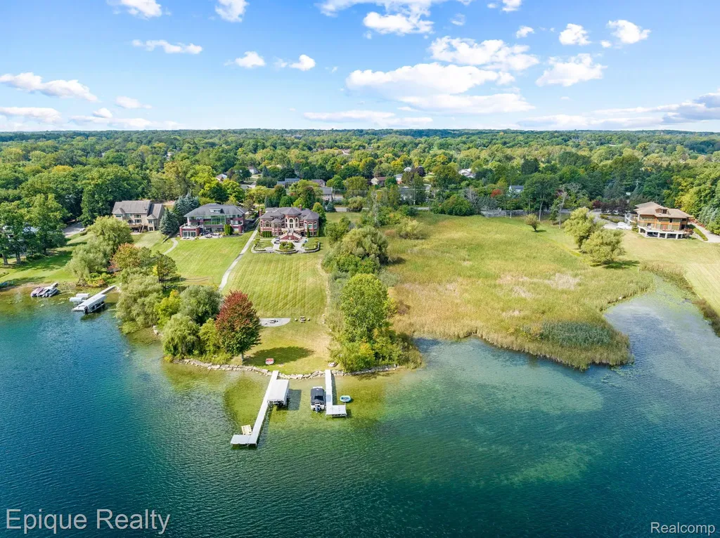 5375 Middlebelt Road West Bloomfield Charter Township MI 48323