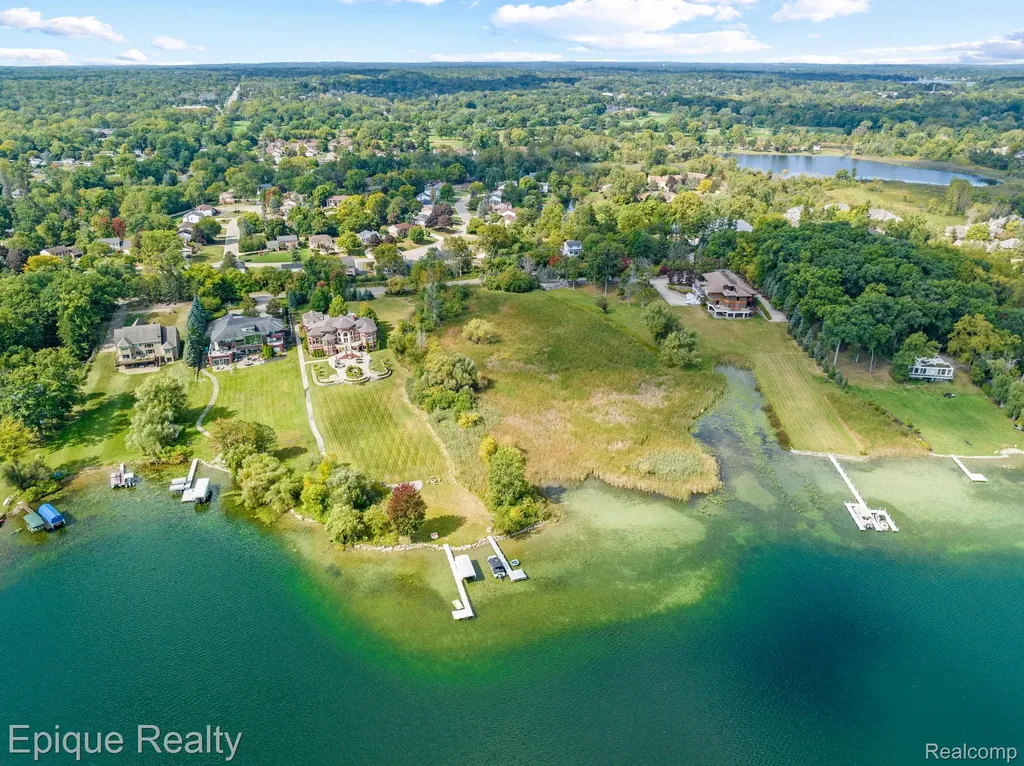 5375 Middlebelt Road West Bloomfield Charter Township MI 48323