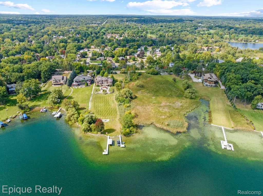 5375 Middlebelt Road West Bloomfield Charter Township MI 48323