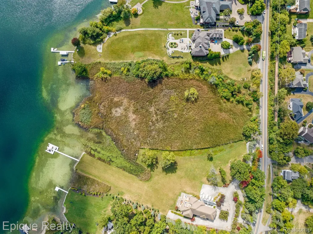5375 Middlebelt Road West Bloomfield Charter Township MI 48323