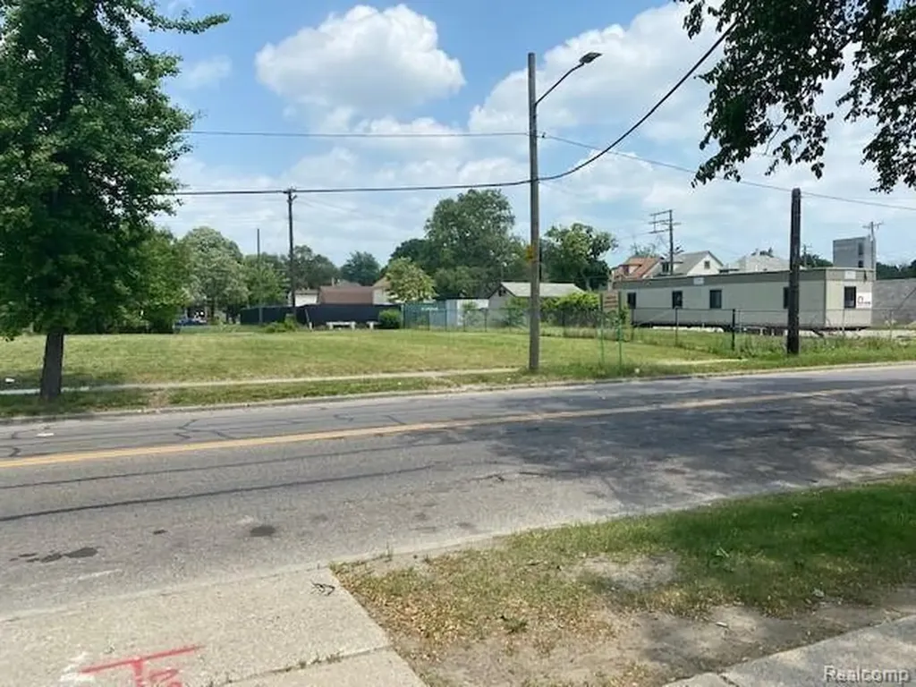 2218 Van Dyke Detroit City MI 48214
