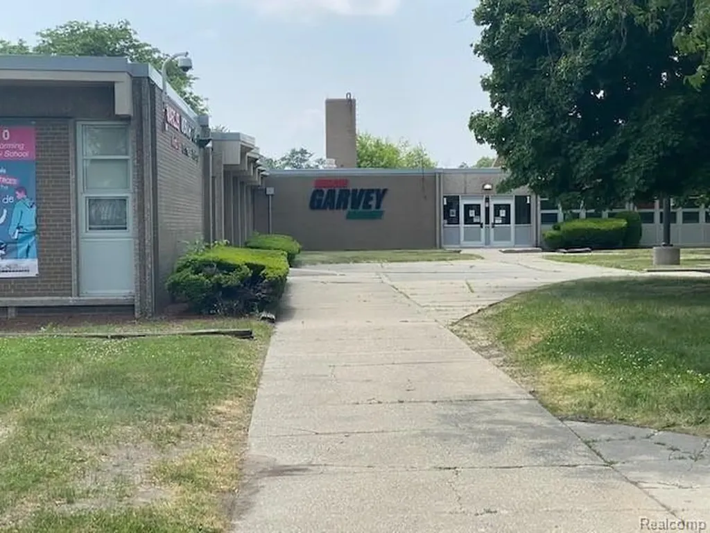 2218 Van Dyke Detroit City MI 48214