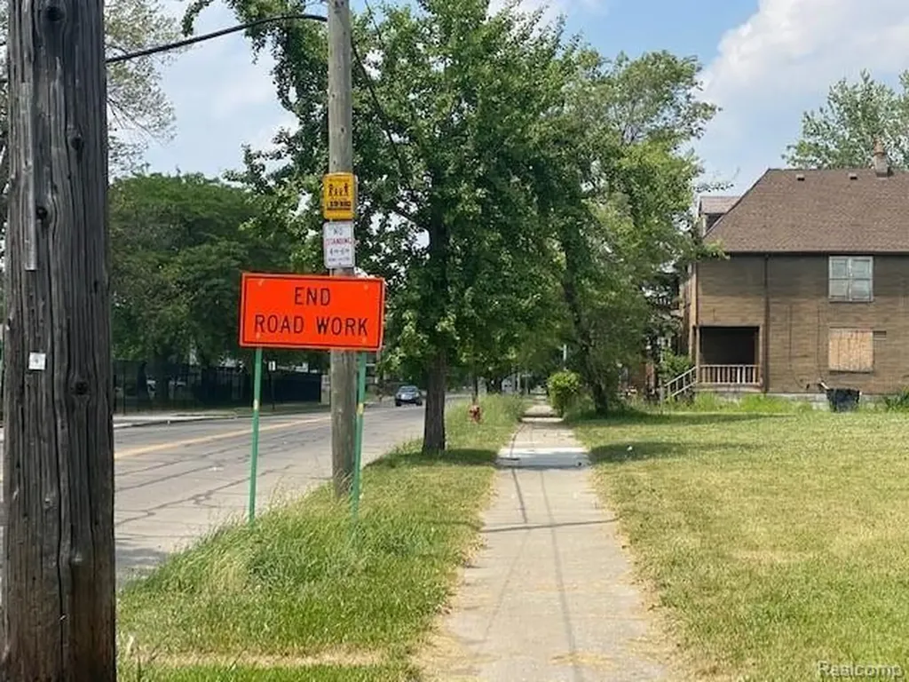 2218 Van Dyke Detroit City MI 48214